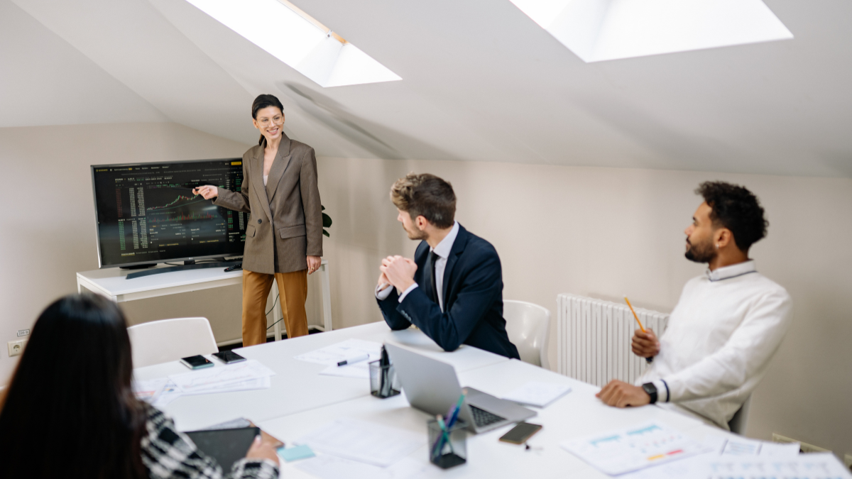 社内連絡がバラバラな会社が抱える「見えないコスト」とは